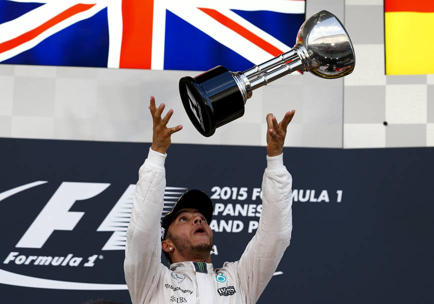 Formula Uno GP del Giappone. Lewis Hamilton sul podio festeggia la sua vittoria. (Reuters)